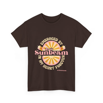 T-shirt con scritta "Embraced by sunbeam in my heart forever"