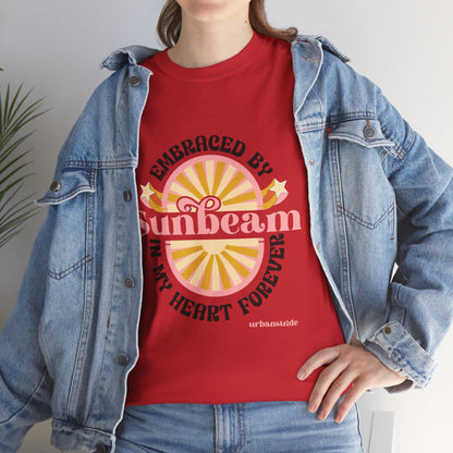 T-shirt con scritta "Embraced by sunbeam in my heart forever"