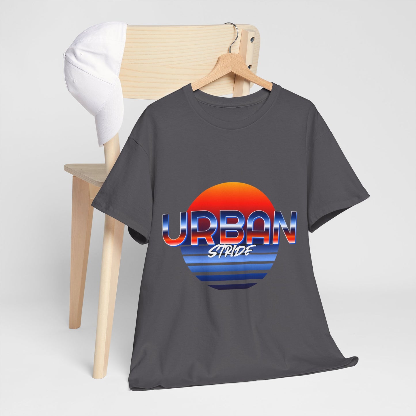 T-shirt con scritta "urbanstride" soleggiata