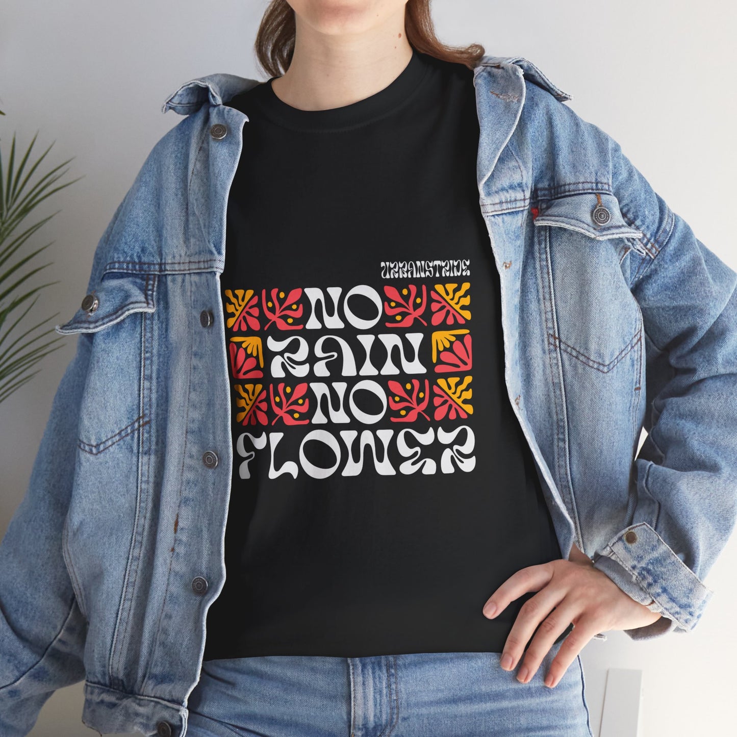 T-shirt con scritta "No rain no flowers"