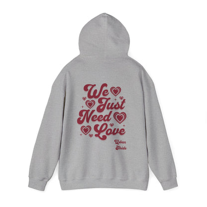 Felpa con scritta "We just need love"