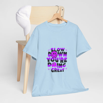 T-shirt con scritta "Slow down you doing great"