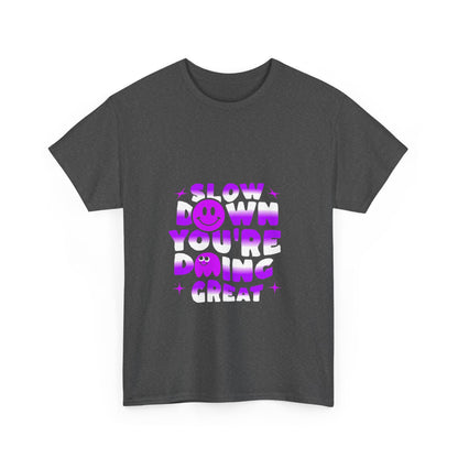 T-shirt con scritta "Slow down you doing great"