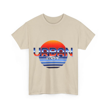 T-shirt con scritta "urbanstride" soleggiata