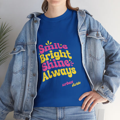 T-shirt con scritta "Smile bright shine always"