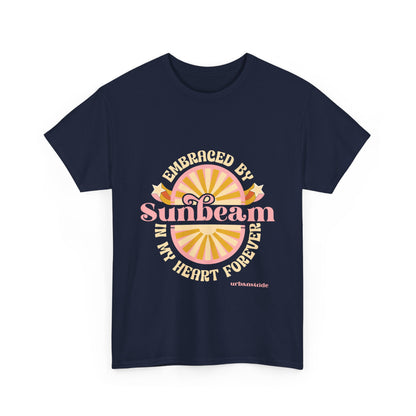 T-shirt con scritta "Embraced by sunbeam in my heart forever"