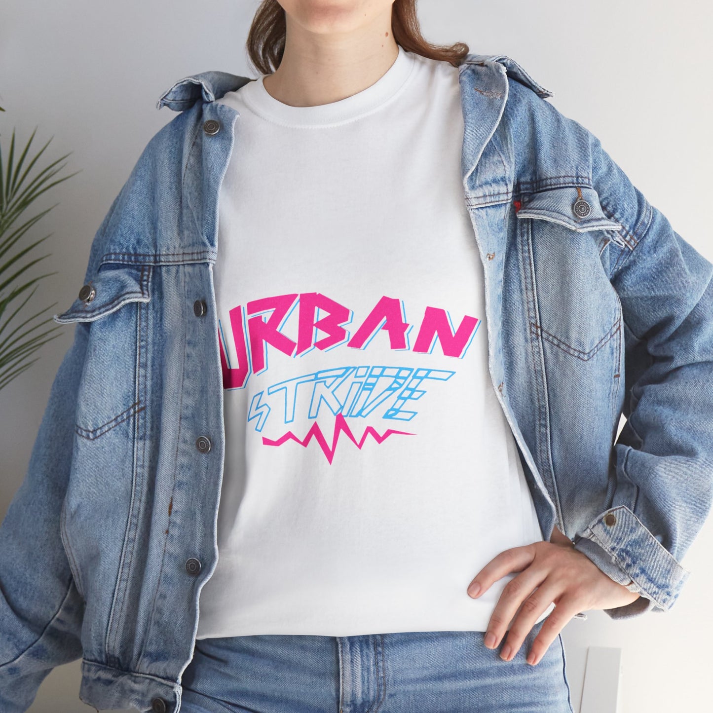 T-shirt con scritta "UrbanStride Neon Pulse"