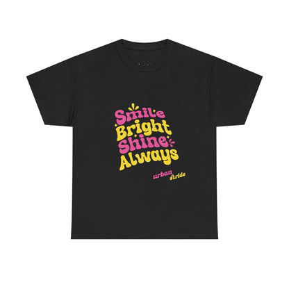 T-shirt con scritta "Smile bright shine always"