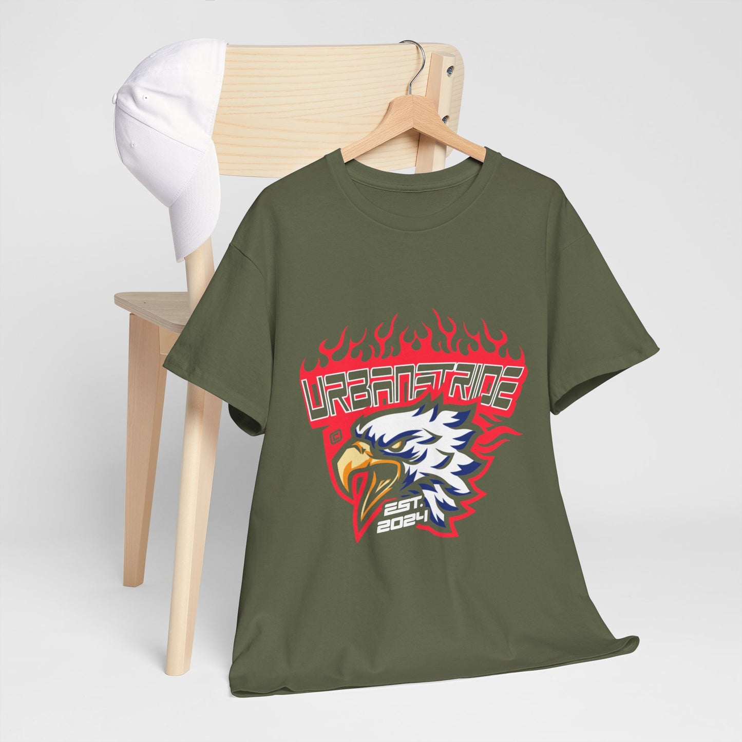 T-shirt con scritta "Urbanstride" e aquila