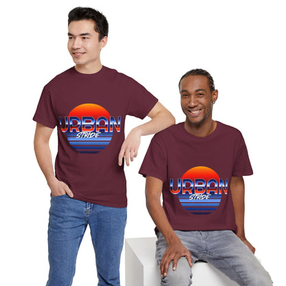 T-shirt con scritta "urbanstride" soleggiata