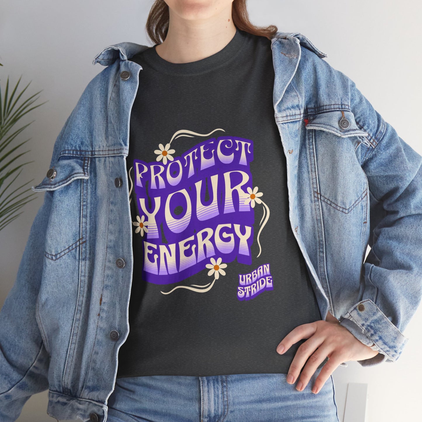 T-shirt con scritta "Protect your energy"