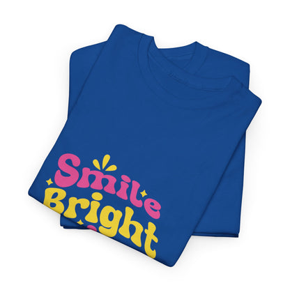 T-shirt con scritta "Smile bright shine always"
