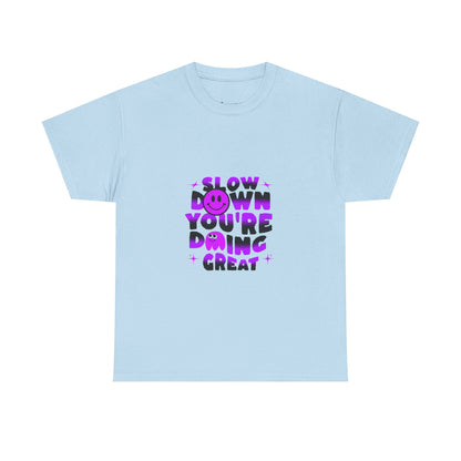 T-shirt con scritta "Slow down you doing great"