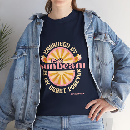 T-shirt con scritta "Embraced by sunbeam in my heart forever"