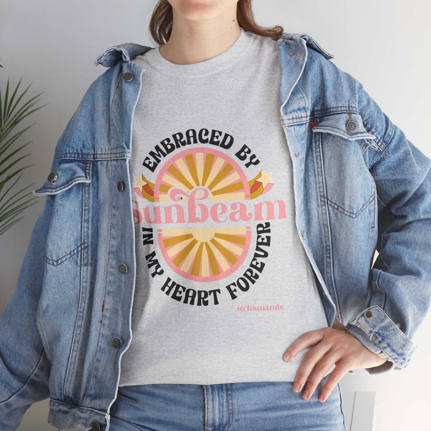 T-shirt con scritta "Embraced by sunbeam in my heart forever"