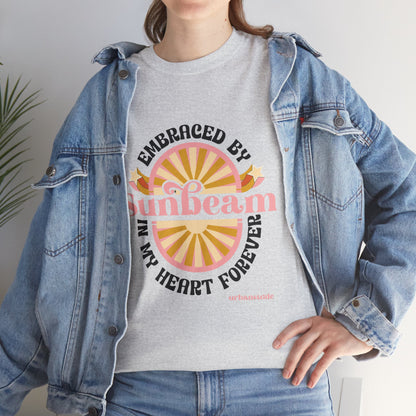 T-shirt con scritta "Embraced by sunbeam in my heart forever"