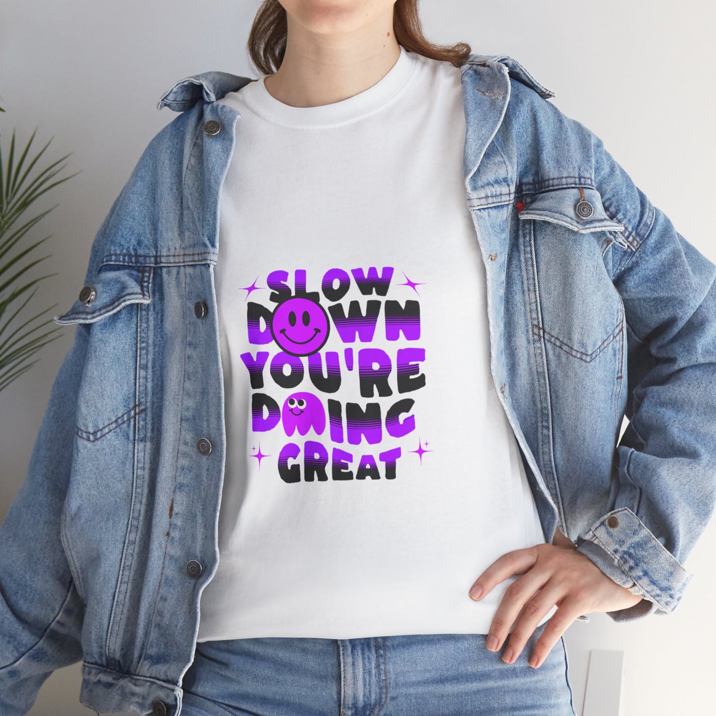 T-shirt con scritta "Slow down you doing great"