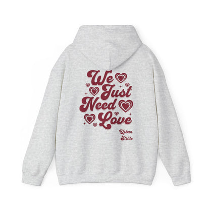 Felpa con scritta "We just need love"
