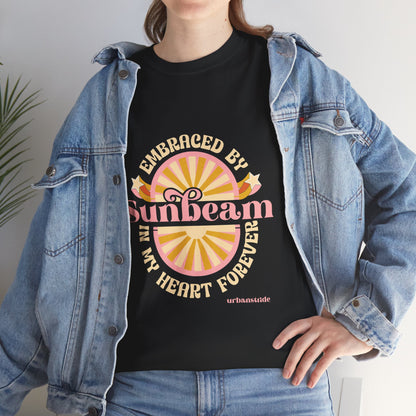 T-shirt con scritta "Embraced by sunbeam in my heart forever"