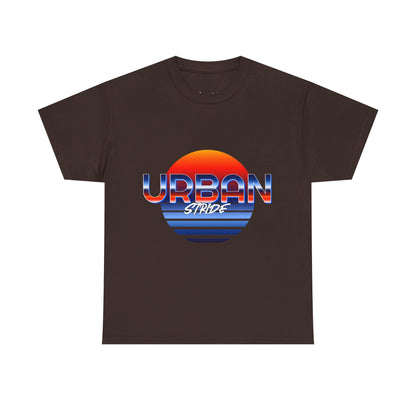 T-shirt con scritta "urbanstride" soleggiata