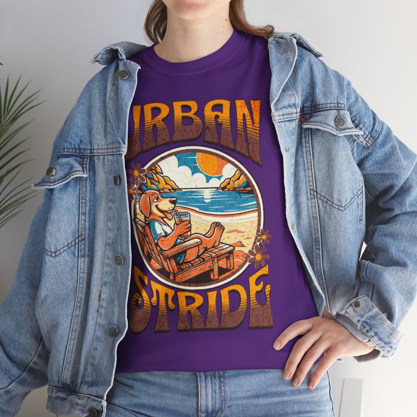 T-shirt con scritta "Urbanstride" e cane