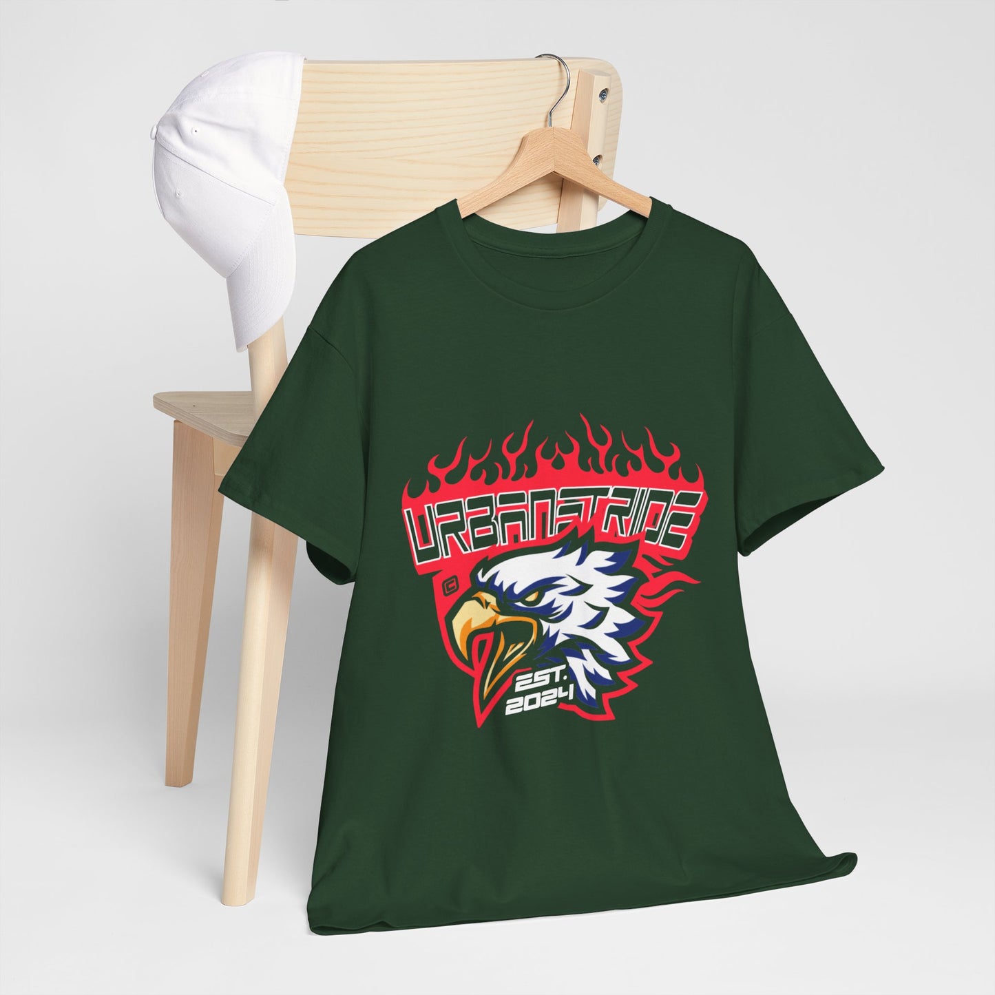 T-shirt con scritta "Urbanstride" e aquila