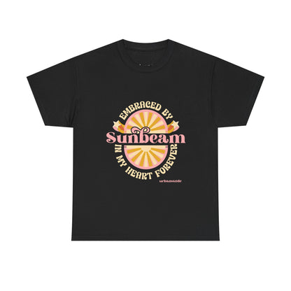 T-shirt con scritta "Embraced by sunbeam in my heart forever"