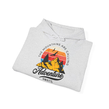 Felpa con scritta "The mountains are calling adventure"