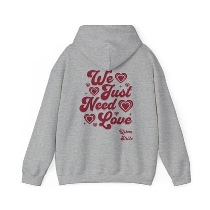 Felpa con scritta "We just need love"