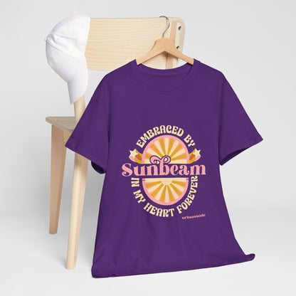 T-shirt con scritta "Embraced by sunbeam in my heart forever"