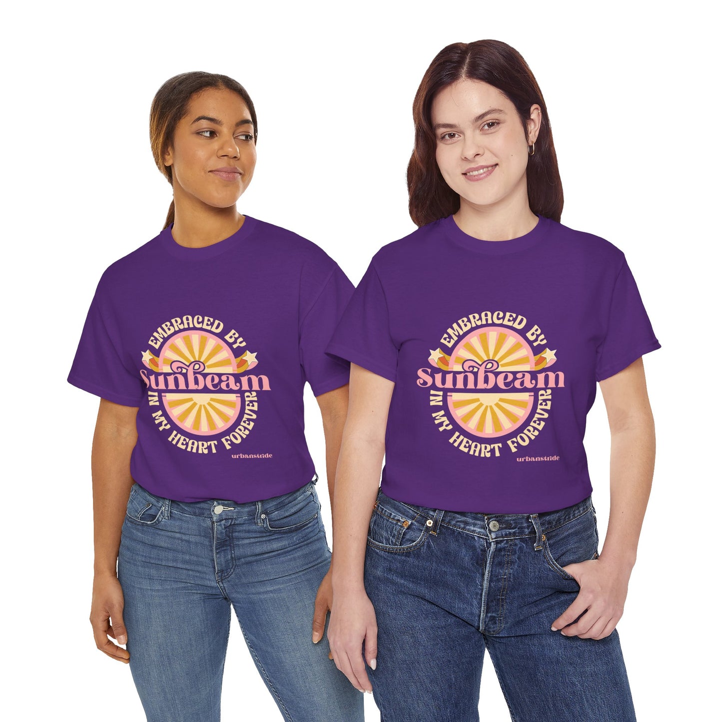 T-shirt con scritta "Embraced by sunbeam in my heart forever"