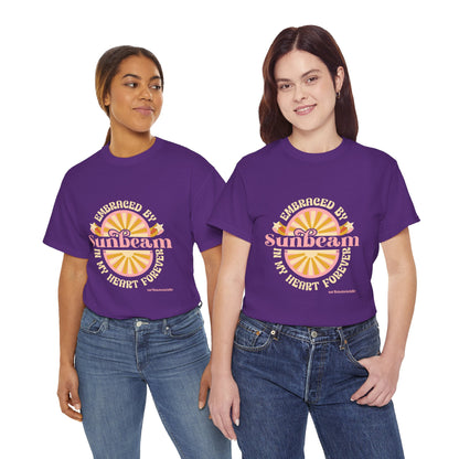 T-shirt con scritta "Embraced by sunbeam in my heart forever"