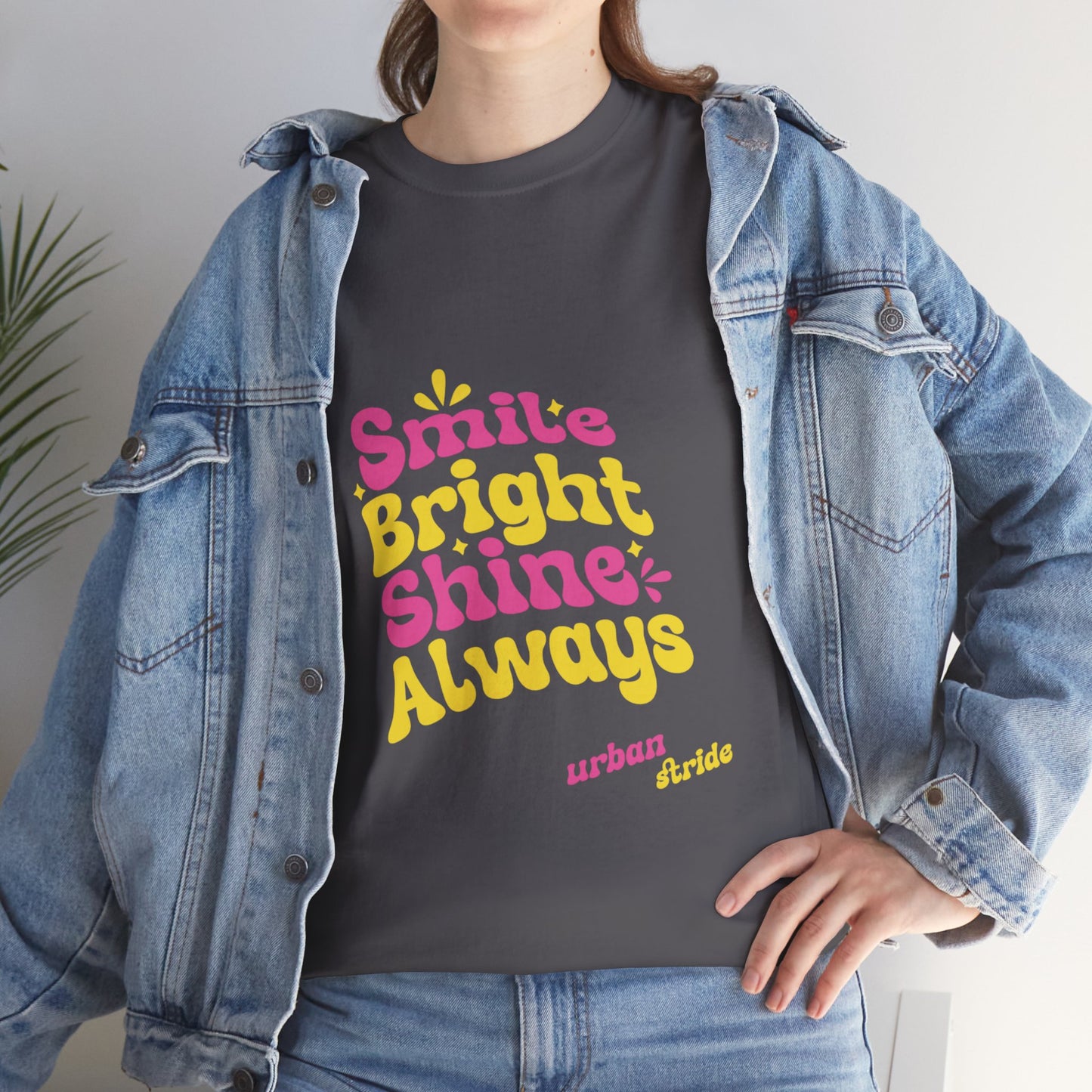 T-shirt con scritta "Smile bright shine always"
