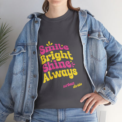 T-shirt con scritta "Smile bright shine always"