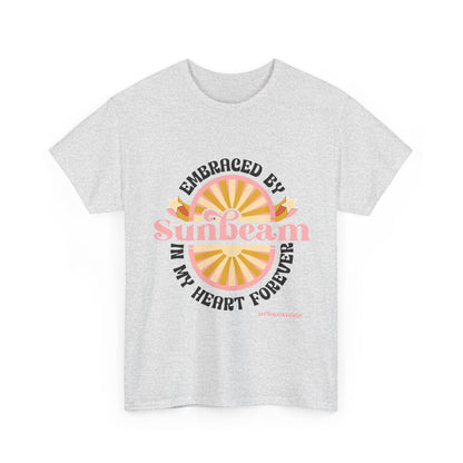 T-shirt con scritta "Embraced by sunbeam in my heart forever"