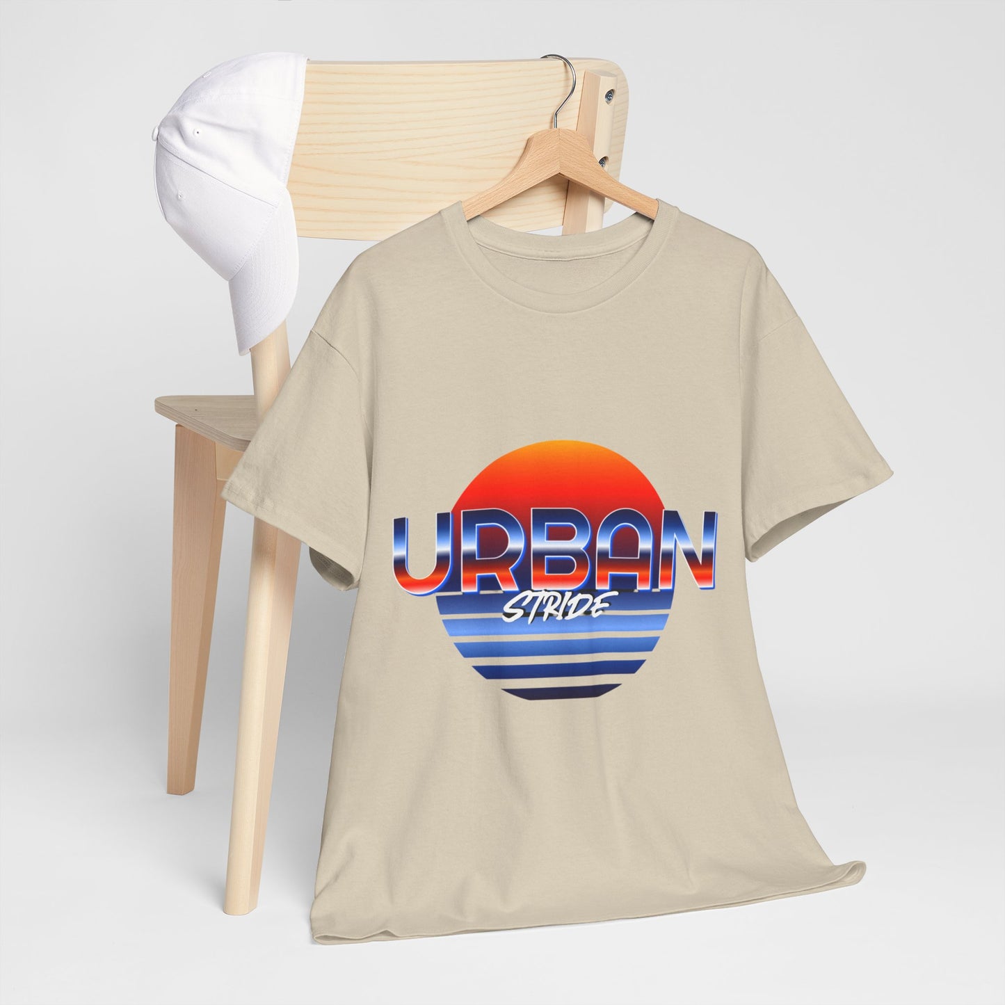 T-shirt con scritta "urbanstride" soleggiata