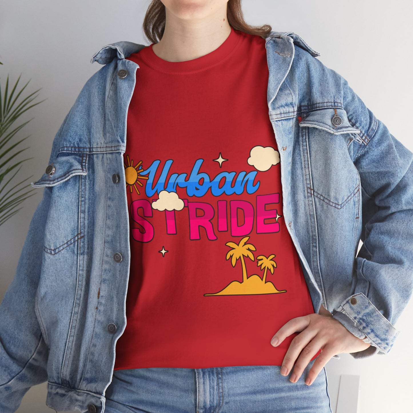 T-shirt con scritta "Urbanstride"al mare
