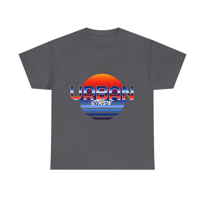 T-shirt con scritta "urbanstride" soleggiata