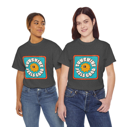 T-shirt con scritta "Sunshine feel good"