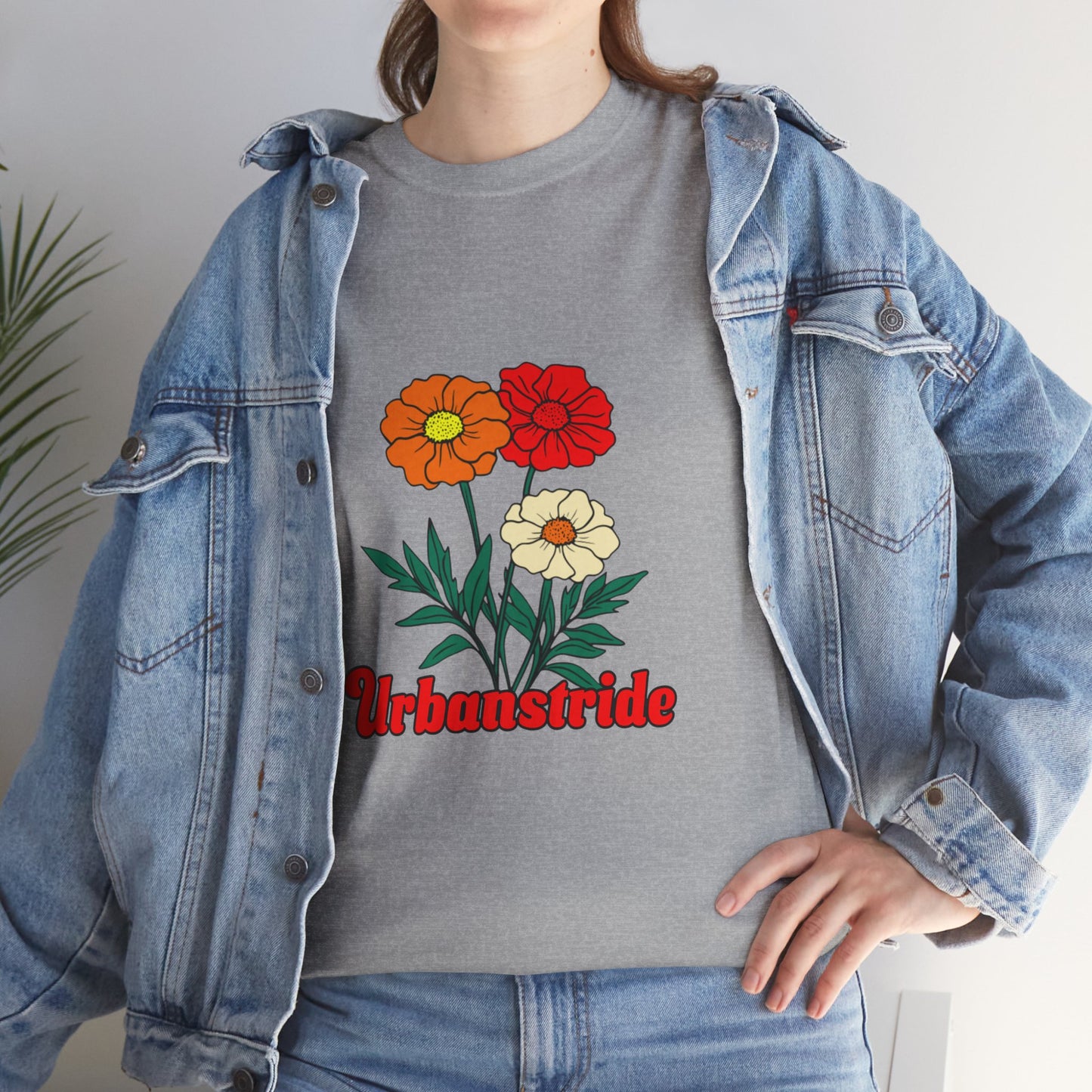 T-shirt con rappresentazione di fiori e scritta "Urbanstride"