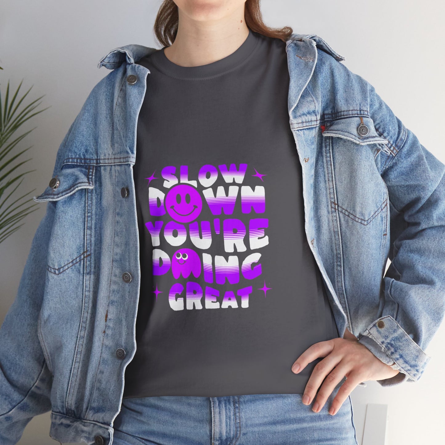 T-shirt con scritta "Slow down you doing great"