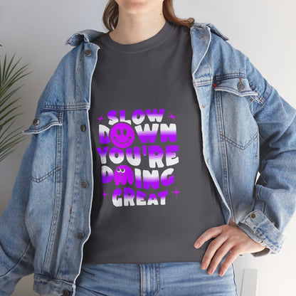T-shirt con scritta "Slow down you doing great"