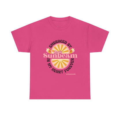 T-shirt con scritta "Embraced by sunbeam in my heart forever"