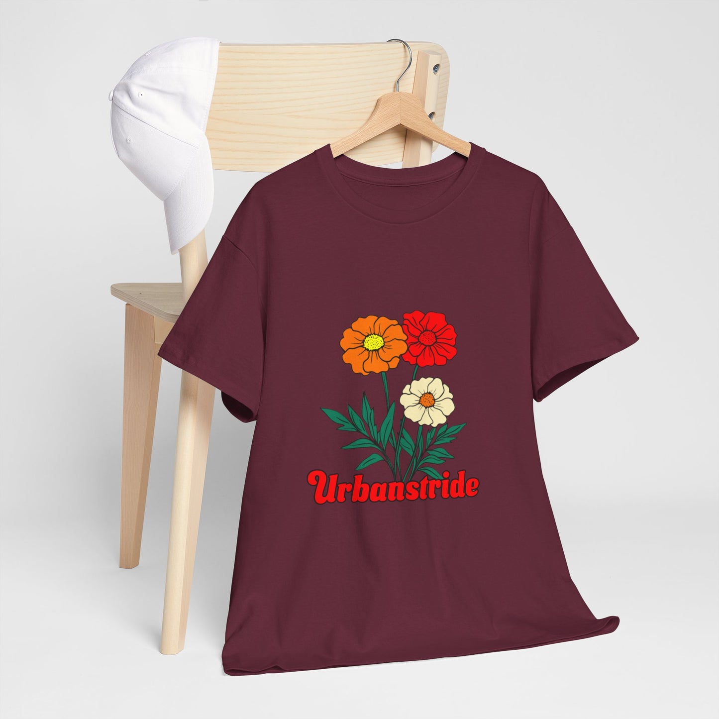 T-shirt con rappresentazione di fiori e scritta "Urbanstride"