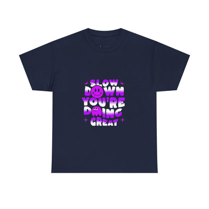 T-shirt con scritta "Slow down you doing great"