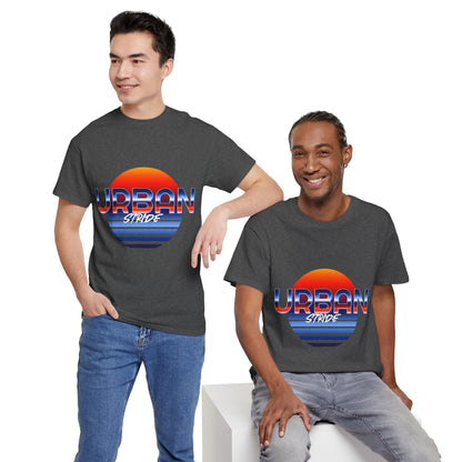 T-shirt con scritta "urbanstride" soleggiata