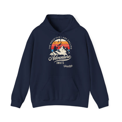 Felpa con scritta "The mountains are calling adventure"