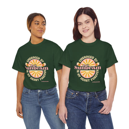 T-shirt con scritta "Embraced by sunbeam in my heart forever"