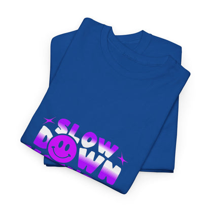 T-shirt con scritta "Slow down you doing great"