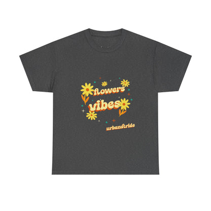 T-shirt con scritta "Flowers vibes"